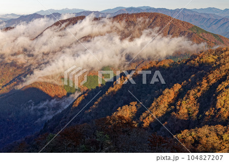 丹沢山地・檜洞丸から見る雲流れる大室山への山並み 104827207