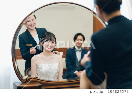 ブライズルーム・控え室で結婚式・披露宴の準備をする花嫁・新婦（ヘアメイクリハーサル） 104827572