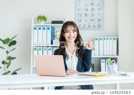 オフィスで働く若い女性 104828363