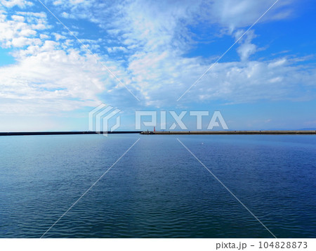 伊予港より望む伊予灘(愛媛県伊予市) 104828873