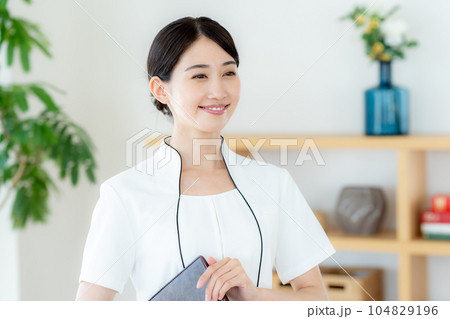 エステティシャンの若い女性 104829196