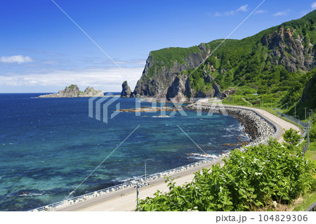 ジュウボウ岬の西の河原と国道229号 104829306