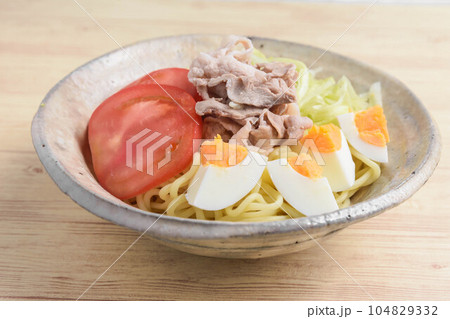 夏の定番料理　冷やし中華 104829332