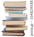 積み上げられた本の切り抜き 104829588