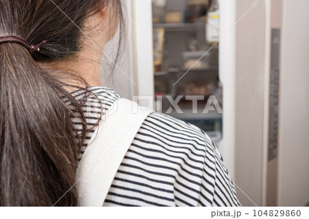 【冷蔵室を物色する主婦】 104829860
