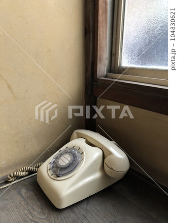 昔の電話機 104830621