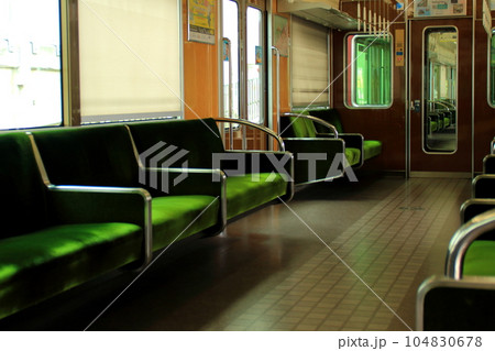 阪急電車の車内 阪急電車の車内 104830678