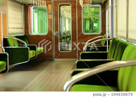 阪急電車の車内 阪急電車の車内 104830679