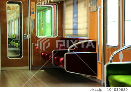 阪急電車の車内 104830680