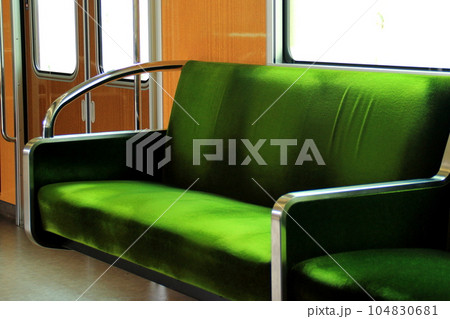 阪急電車の車内 阪急電車の車内 104830681