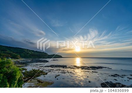 岡崎夕陽展望所 青森西海岸 岡崎海岸 夕焼け 岡崎夕陽展望所 青森西海岸 岡崎海岸 夕焼け 104830899
