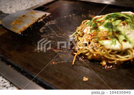 大阪名物お好み焼き 104830940