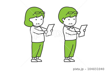 お知らせの紙を遠くに手を伸ばして見る夫婦 104831040