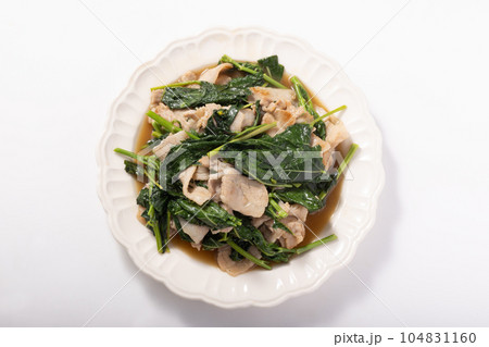 モロヘイヤと豚肉のにんにく炒め 104831160