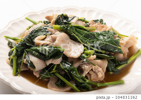 モロヘイヤと豚肉のにんにく炒め モロヘイヤと豚肉のにんにく炒め 104831162