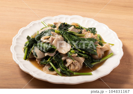 モロヘイヤと豚肉のにんにく炒め 104831167