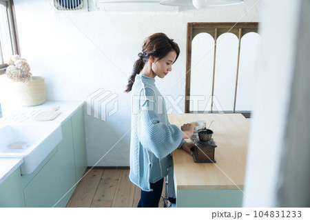 コーヒー豆を挽く女性の写真 104831233