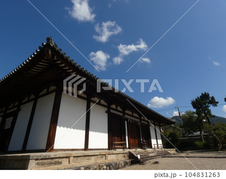 初秋の新薬師寺の本堂と青い空 初秋の新薬師寺の本堂と青い空 104831263