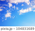 青空に浮かぶ白い雲 104831689