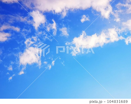 青空に浮かぶ白い雲 104831689