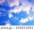 雲の空き間を抜けると向こうは青空 104831891