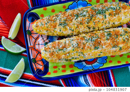メキシコ料理のエローテ Elote Mexicano メキシコ料理のエローテ Elote Mexicano 104831907