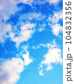 青空と白い雲 104832356