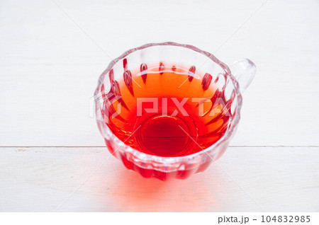 鮮やかな色のハイビスカスティー 鮮やかな色のハイビスカスティー 104832985