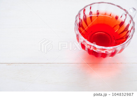 鮮やかな色のハイビスカスティー 鮮やかな色のハイビスカスティー 104832987