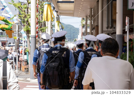 雑踏警備に向かう警察官　交通整理に向かう警察官 104833329