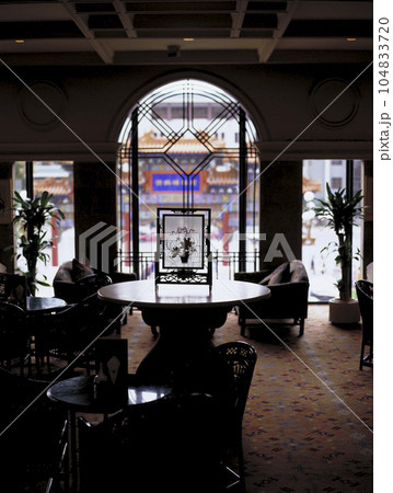 ホテルロビーの風景 アーチ状のガラス窓の向こうに中華風門構えが見える 104833720