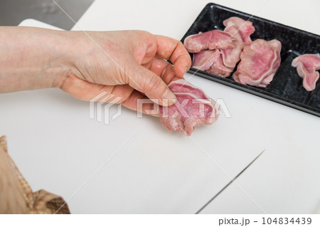 【焼き鳥豚タンの下処理をする主婦　包丁有】 104834439