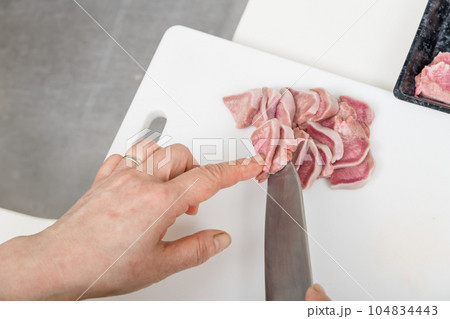 【焼き鳥豚タンの下処理をする主婦 包丁有】 【焼き鳥豚タンの下処理をする主婦 包丁有】 104834443
