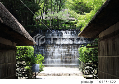 四国村ミウゼアム 染が滝（民家の土台石の花崗岩を用いた彫刻家流政之の作）スローシャッター 104834622