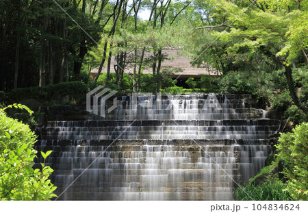 四国村ミウゼアム 染が滝（民家の土台石の花崗岩を用いた彫刻家流政之の作）スローシャッター 104834624