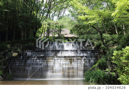 四国村ミウゼアム 染が滝（民家の土台石の花崗岩を用いた彫刻家流政之の作）スローシャッター 104834626