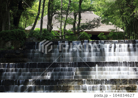 四国村ミウゼアム 染が滝（民家の土台石の花崗岩を用いた彫刻家流政之の作）スローシャッター 104834627