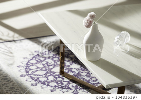 This room has a calm atmosphere with natural light. There are clay pots, glass bottles, coffee and various objects on the table. This room has a calm atmosphere with natural light. There are clay pots, glass bottles, coffee and various objects on the table. 104836397
