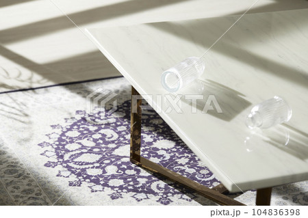 This room has a calm atmosphere with natural light. There are clay pots, glass bottles, coffee and various objects on the table. This room has a calm atmosphere with natural light. There are clay pots, glass bottles, coffee and various objects on the table. 104836398