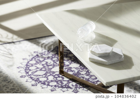 This room has a calm atmosphere with natural light. There are clay pots, glass bottles, coffee and various objects on the table. This room has a calm atmosphere with natural light. There are clay pots, glass bottles, coffee and various objects on the table. 104836402