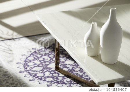This room has a calm atmosphere with natural light. There are clay pots, glass bottles, coffee and various objects on the table. This room has a calm atmosphere with natural light. There are clay pots, glass bottles, coffee and various objects on the table. 104836407