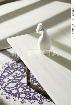This room has a calm atmosphere with natural light. There are clay pots, glass bottles, coffee and various objects on the table. This room has a calm atmosphere with natural light. There are clay pots, glass bottles, coffee and various objects on the table. 104836408