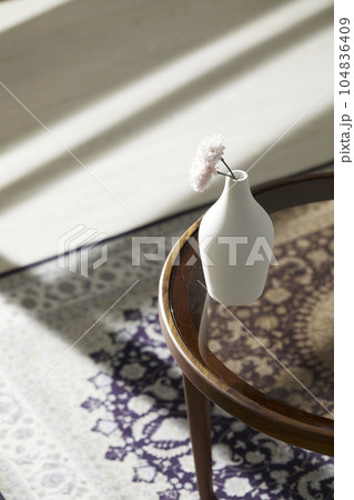 This room has a calm atmosphere with natural light. There are clay pots, glass bottles, coffee and various objects on the table. This room has a calm atmosphere with natural light. There are clay pots, glass bottles, coffee and various objects on the table. 104836409