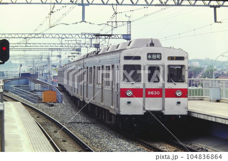 複線時代の二子玉川園駅3番線に進入する8500系8630他8両・永田町行、1980年5月5日 104836864