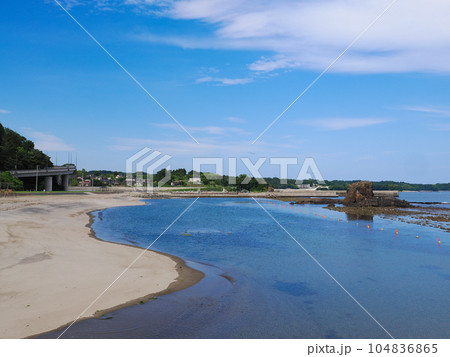 サンオーレそではま海水浴場とモアイ岩・宮城県本吉郡南三陸町 104836865