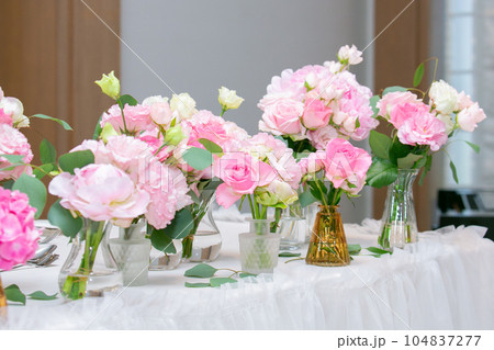ピンクの花　恋愛運　結婚運　運気アップ　結婚式の披露宴会場 104837277