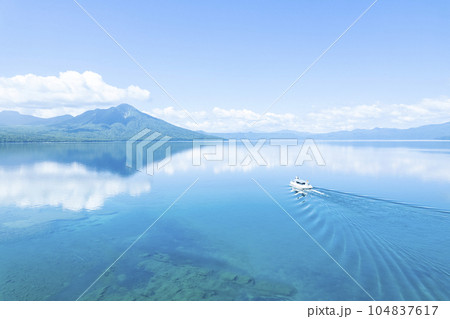 夏の支笏湖を空撮（観光船） 104837617