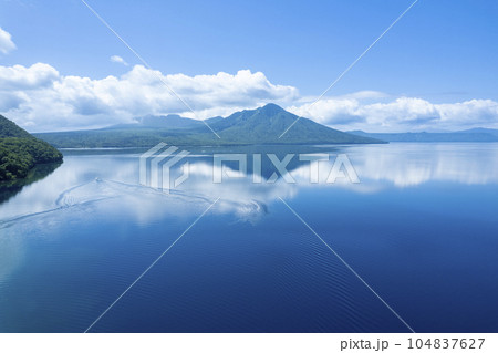 夏の支笏湖を空撮（リフレクション） 104837627