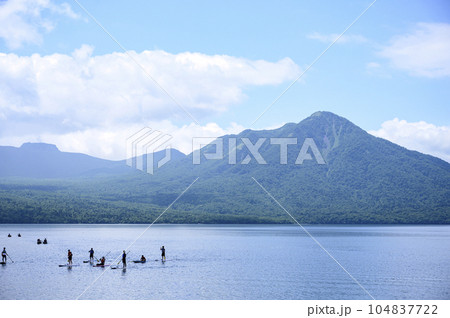 夏の支笏湖(サップボードを楽しむ人々) 夏の支笏湖(サップボードを楽しむ人々) 104837722