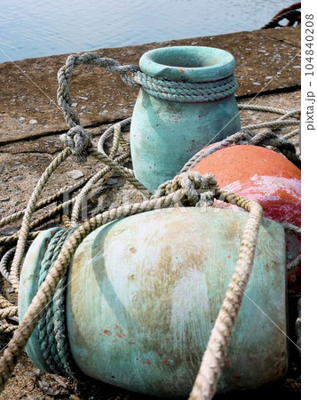 水色の古い蛸壺　（熊本県上天草市樋合島） 104840208